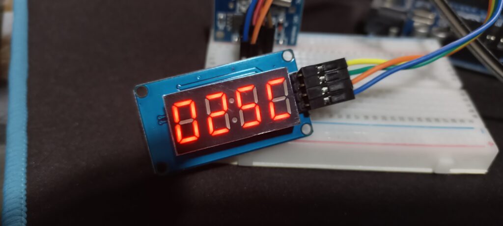 Thermometer/clock showing temperature in Celsius