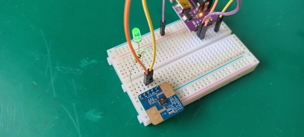 hlk-ld2420 ultrassonic presence sensor on a breadboard